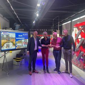 Fotobijschrift: Stertil nog 3 jaar &lsquo;vastgeknoopt&rsquo; aan Survivalrun Kootstertille. V.l.n.r. Bennie Stapensea (CEO Stertil), Yvette de Vlieg (Sponsoring Stertil), Theo Posthumus (voorzitter Stichting Survival Kootstertille) en Hendrik Dijkstra (sponsorcommissie Stichting Survival Kootstertille)